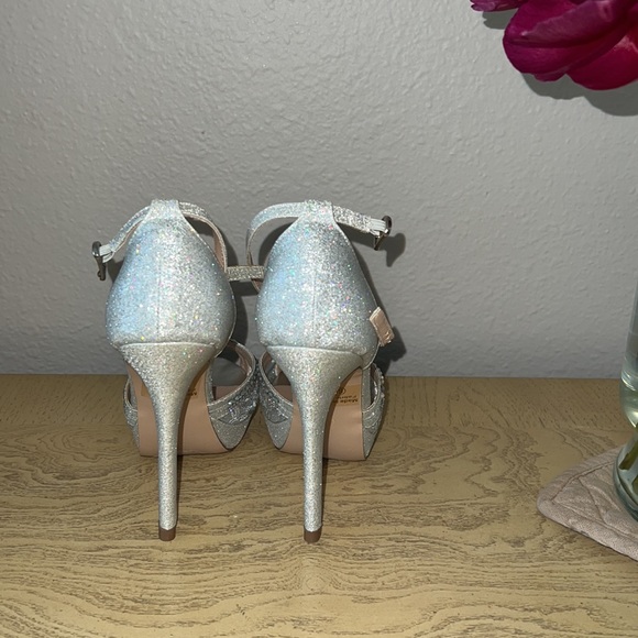 Cathy Jean Sliver heels - Picture 2 of 5